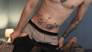 CzechHunter: Amateur Hunter receives handjob