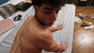 Hung Guy Stretches Him Wide Open