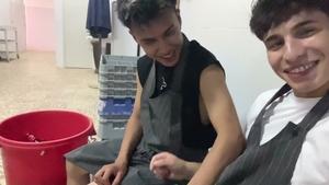 Quickie blowjob turns into a messy cumshot scene